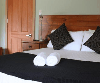 Tullah Lakeside Chalets - Accommodation Main Beach