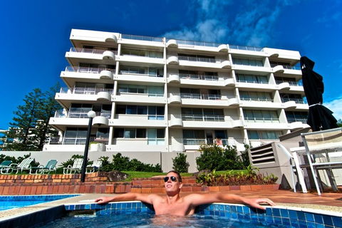 SURFERS CHALET HOLIDAY APARTMENTS - Accommodation Main Beach 0