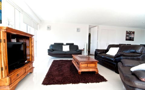 SURFERS CHALET HOLIDAY APARTMENTS - Accommodation Main Beach 1