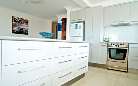 SURFERS CHALET HOLIDAY APARTMENTS - Accommodation Main Beach 3