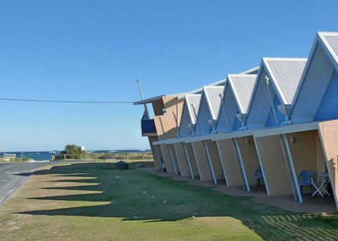 Windsurfer Beach Chalets - Accommodation Main Beach 0
