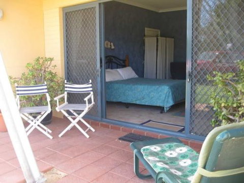 Windsurfer Beach Chalets - Accommodation Main Beach 3