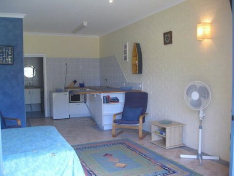 Windsurfer Beach Chalets - Accommodation Main Beach 4