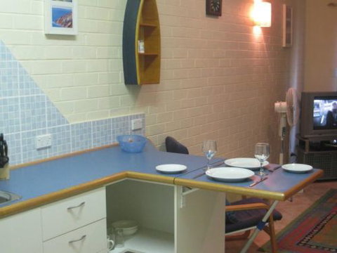 Windsurfer Beach Chalets - Accommodation Main Beach 5