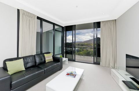 Astra Apartments Canberra - Accommodation Main Beach 2