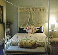 Stray Leaves - Accommodation Main Beach