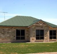 Juno Court Holiday Retreat - Accommodation Main Beach