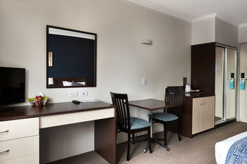 175 (formerly Wesley Lodge) - Accommodation Main Beach 5