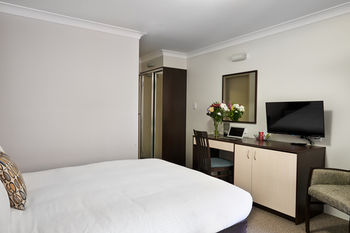 175 (formerly Wesley Lodge) - Accommodation Main Beach 9