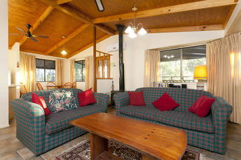Eagleview Resort - Accommodation Main Beach 96