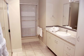 Yabbaloumba Retreat - Accommodation Main Beach 3