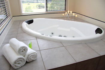 Yabbaloumba Retreat - Accommodation Main Beach 7