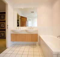 Skippers Cove Waterfront Resort - Accommodation Main Beach