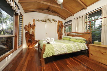 Uluramaya Retreat Cabins - Accommodation Main Beach 12