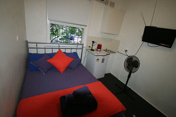 Zing Backpackers - Accommodation Main Beach 3