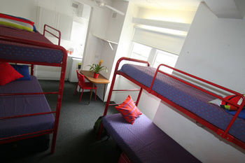 Zing Backpackers - Accommodation Main Beach 4