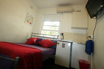 Zing Backpackers - Accommodation Main Beach 6