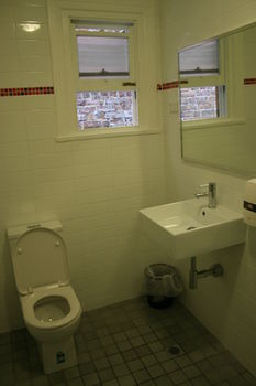 Zing Backpackers - Accommodation Main Beach 11
