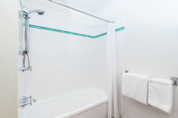 The Brighton Apartments - Accommodation Main Beach 10