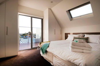 Position Perfect - Accommodation Main Beach 3