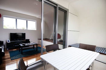Position Perfect - Accommodation Main Beach 5