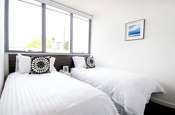 Position Perfect - Accommodation Main Beach 18