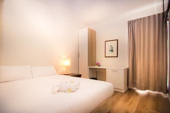 Shilla Lodge Hotel - Accommodation Main Beach 0