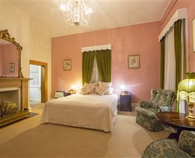 Racecourse Inn - The - Accommodation Main Beach 3