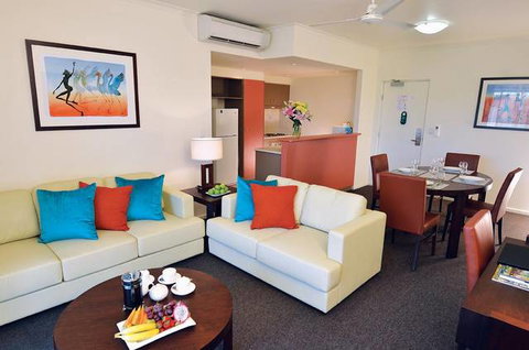 Advance Serviced Apartments - Accommodation Main Beach 0