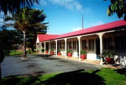 First Landing Motel - Accommodation Main Beach 0