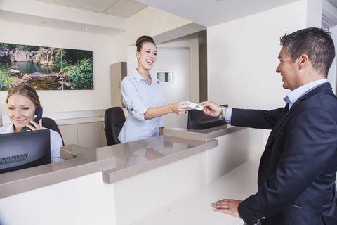 Flag Motor Lodge - Accommodation Main Beach 0