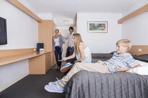 Flag Motor Lodge - Accommodation Main Beach 2