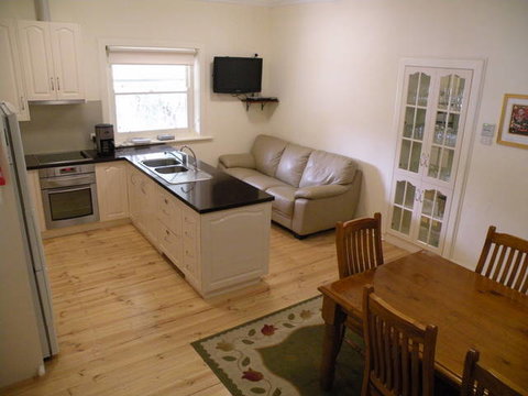 MacDonnell House (Naracoorte Cottages) - Accommodation Main Beach 2