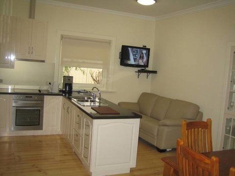 MacDonnell House (Naracoorte Cottages) - Accommodation Main Beach 3