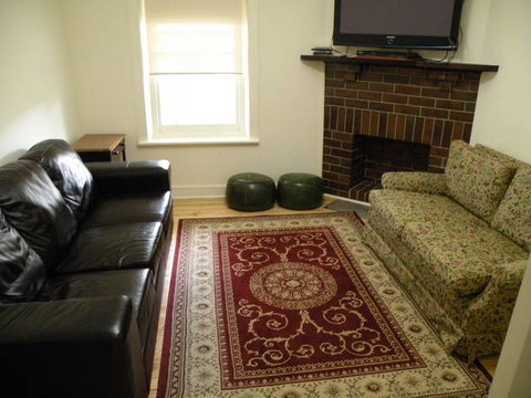 MacDonnell House (Naracoorte Cottages) - Accommodation Main Beach 7