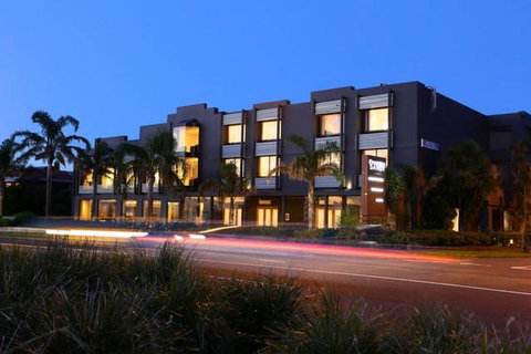 The Brighton Savoy Hotel - Accommodation Main Beach 0