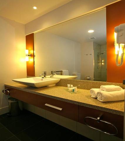 The Colmslie Hotel Suites & Conference Centre - Accommodation Main Beach 1