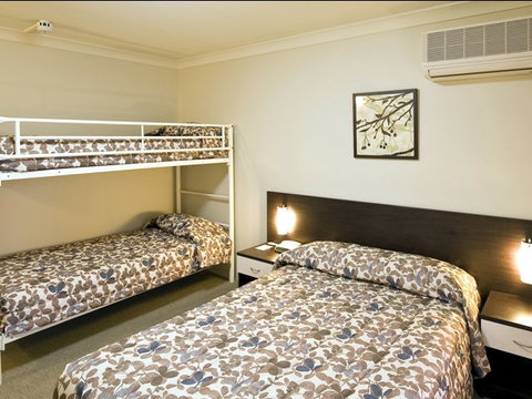 Wesley Lodge - Accommodation Main Beach 2