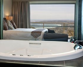 Arthurs Views - Accommodation Main Beach 3