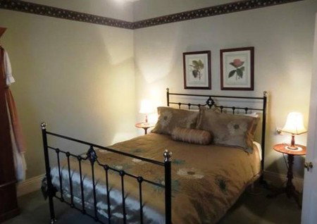 Eliza Cottage - Accommodation Main Beach 2