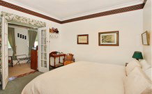 Amelies - Accommodation Main Beach 1