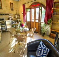 Outback Cellar and Country Cottage - Accommodation Main Beach