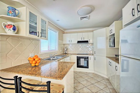 Aqua Leaf Apartment - Accommodation Main Beach 0