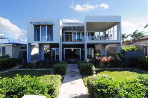 Aqua Leaf Apartment - Accommodation Main Beach 2