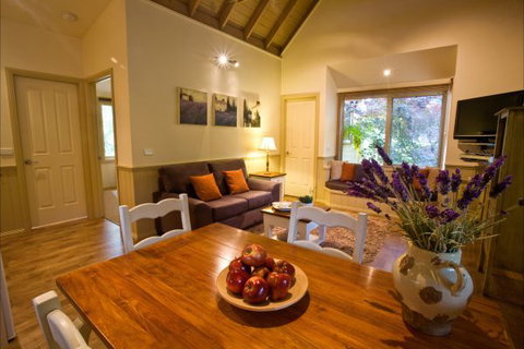 Autumn Abode Cottages - Accommodation Main Beach 0