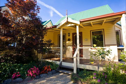 Autumn Abode Cottages - Accommodation Main Beach 1