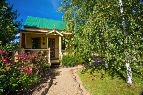 Autumn Abode Cottages - Accommodation Main Beach 2