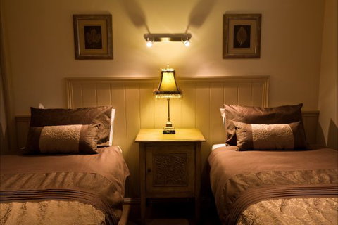 Autumn Abode Cottages - Accommodation Main Beach 4