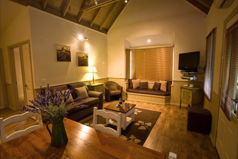 Autumn Abode Cottages - Accommodation Main Beach 5
