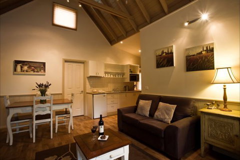 Autumn Abode Cottages - Accommodation Main Beach 7